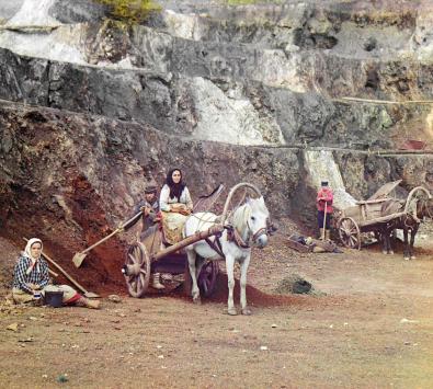 Eine arbeitende Familie in den Eisenminen in den Bergen von Bakaly
