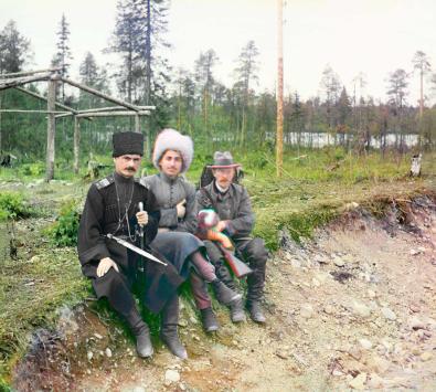 Fotograf mit zwei weiteren Menschen in Murman in Nordwestrussland