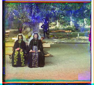 Frauen im Kaukasus, vermutlich in Festkleidung.