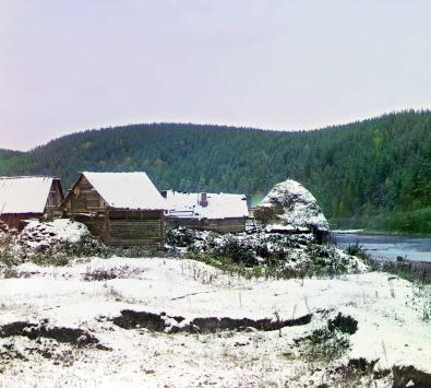 Häuser nahe des Bahnhofs Vjazovaja entlang der Eisenbahnverbindung von Samara nach Slatoust