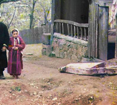 Muslimischer Lehrer mit seinen Schülerinnen in der Nähe der Artomelinskaia-Moschee in Artvin in der heutigen Türkei