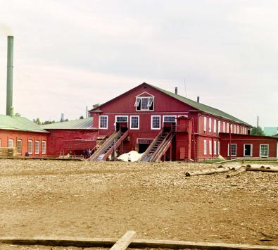 Blick auf das Sägewerk in Kovzha nahe des Weißen Sees