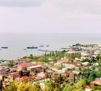 Blick auf die Stadt Sochumi, im heutigen Georgien gelegen: Dampfschiffe liegen in der Hafenbucht.