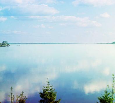 Blick vom Ufer des Nilov-Klosters auf den Seliger-See