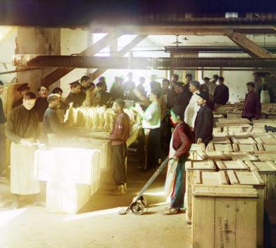 Verpackungsabteilung eines Mineralwasserlagers in Bordschomi im heutigen Georgien