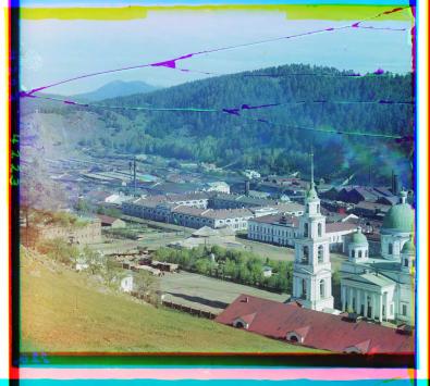 Bild eines Werks in Zlatoust nahe Čeljabinsk im Südural. Im Hintergrund das Taganaj-Massiv.