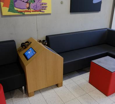 Sitzecke mit Hörstation Sammlungsschaukasten und AMA-Lounge