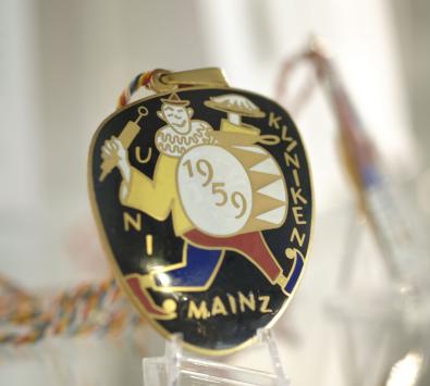 Objekt Fastnachtsorden Sammlungsschaukasten und AMA-Lounge