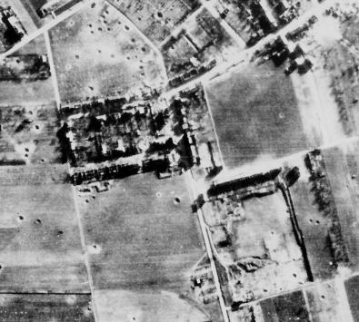 Luftaufnahme Mainz-Weisenau nach 1944, mittig links ist die Struktur des getroffenen Splittergrabens zu erkennen