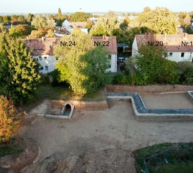 Ausgrabungsstelle des Splittergrabens, im Hintergrund Häuser der Westendstraße, 2012