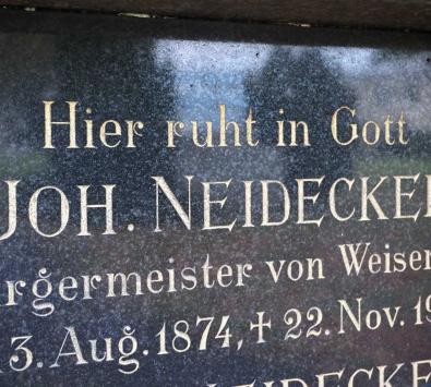 Grabstein von Johann Neidecker auf dem Alten Friedhof Weisenau, 2024