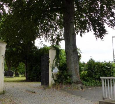 Friedhof von außen