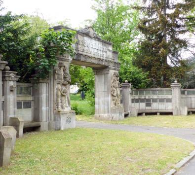 Denkmal seitlich