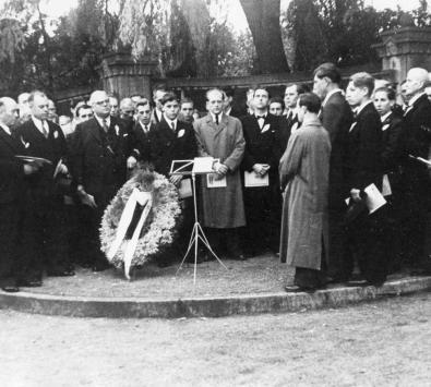 Totenehrung anlässlich einer Fahnenweihe durch den Gesangverein „Liedertafel“, 1952