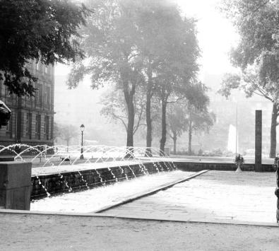 Ansicht des Ehrenhofes mit dem neu eingeweihten Denkmal für die 263er. Die 263. Infanterie Divison der Wehrmacht, genannt Division Weintraube, rekrutierte sich vornehmlich aus Mainz und Rheinhessen.