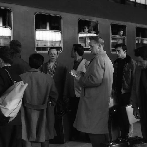 Menschen vor dem Zugwaggon