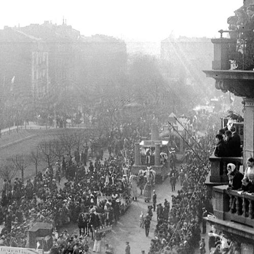 Hier dokumentierte Konrad Schollmayer in der Kaiserstraße in der ersten Hälfte der 1890er Jahre einen Fastnachts-Umzug. 