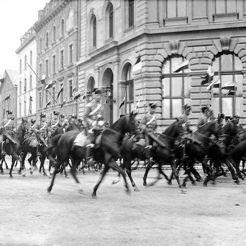 Um 1900 fotografierte Konrad Schollmayer eine Escadron des Husaren-Regiments Nr. 13 (König Humbert) von der heutigen Kaiserstraße aus mit Blick auf St. Peter (links).