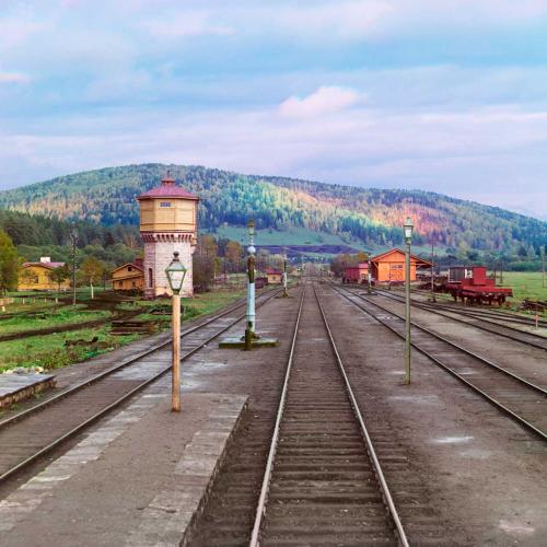 Blick auf den gut ausgebauten Bahnhof von Simskaia, Streckenabschnitt Samara – Zlatoust