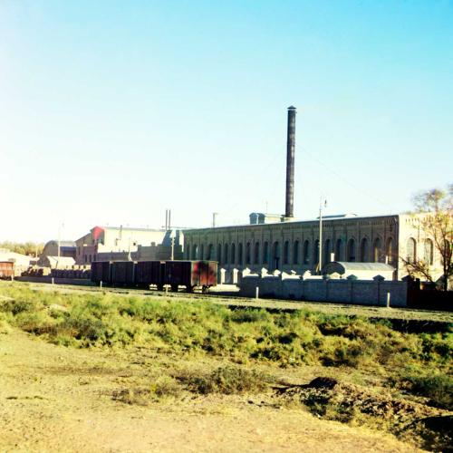 Eisenbahngleise und Waggons vor einer Fabrik
