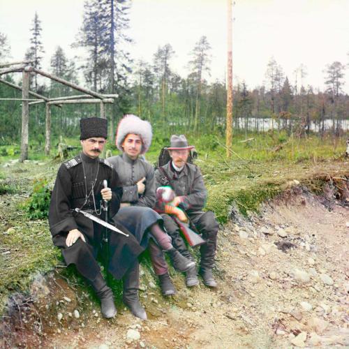 Fotograf mit zwei weiteren Menschen in Murman in Nordwestrussland