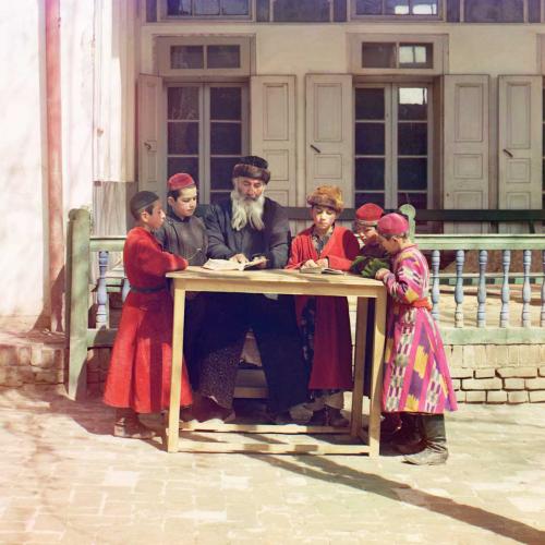 Jüdische Schulkinder mit ihrem Lehrer in Samarkand