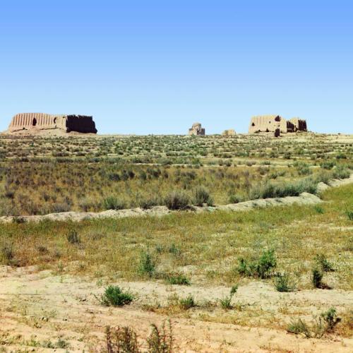 Lehmgebäude in der Steppe
