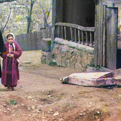 Muslimischer Lehrer mit seinen Schülerinnen in der Nähe der Artomelinskaia-Moschee in Artvin in der heutigen Türkei