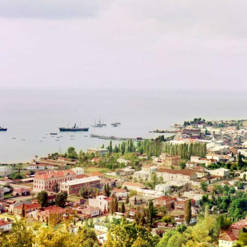 Blick auf die Stadt Sochumi, im heutigen Georgien gelegen: Dampfschiffe liegen in der Hafenbucht.