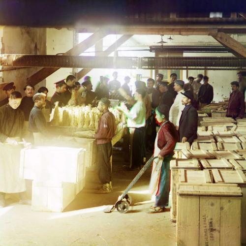 Verpackungsabteilung eines Mineralwasserlagers in Bordschomi im heutigen Georgien