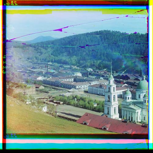 Bild eines Werks in Zlatoust nahe Čeljabinsk im Südural. Im Hintergrund das Taganaj-Massiv. 