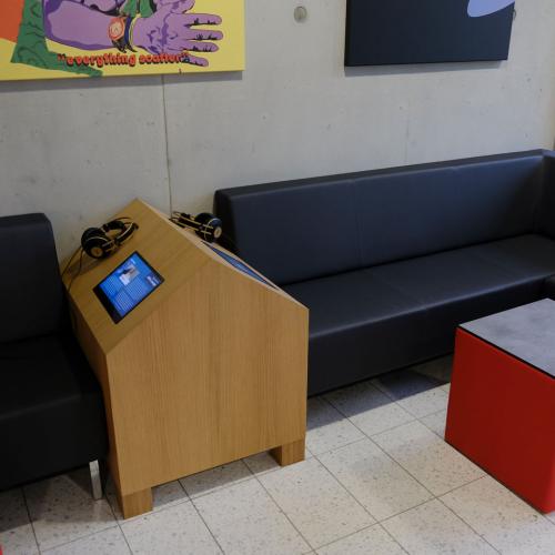 Sitzecke mit Hörstation Sammlungsschaukasten und AMA-Lounge