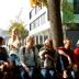 Gruppe von Studierenden zwischen Georg Forster-Gebäude und Zentralbibliothek