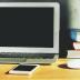 Computer und Bücherstapel