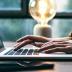 Eine Person schreibt am Laptop