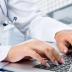 Mediziner arbeitet am Laptop