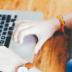 Frau schreibt am Laptop