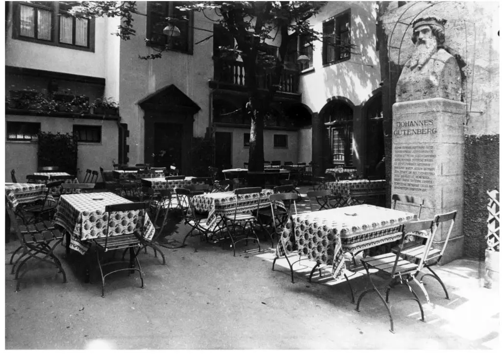 Gutenberg-Büste im Brauhaus