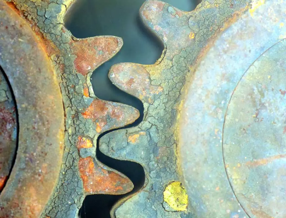 Rostige Zahnräder, die ineinander greifen