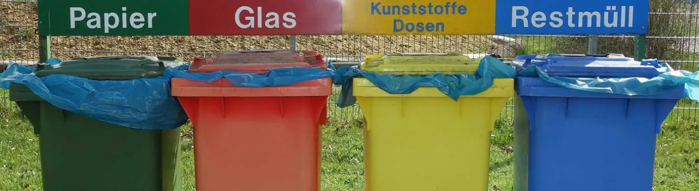 Verschiedene Mülltonnen zur Mülltrennung
