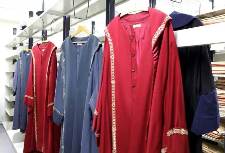 Talare in rot und blau