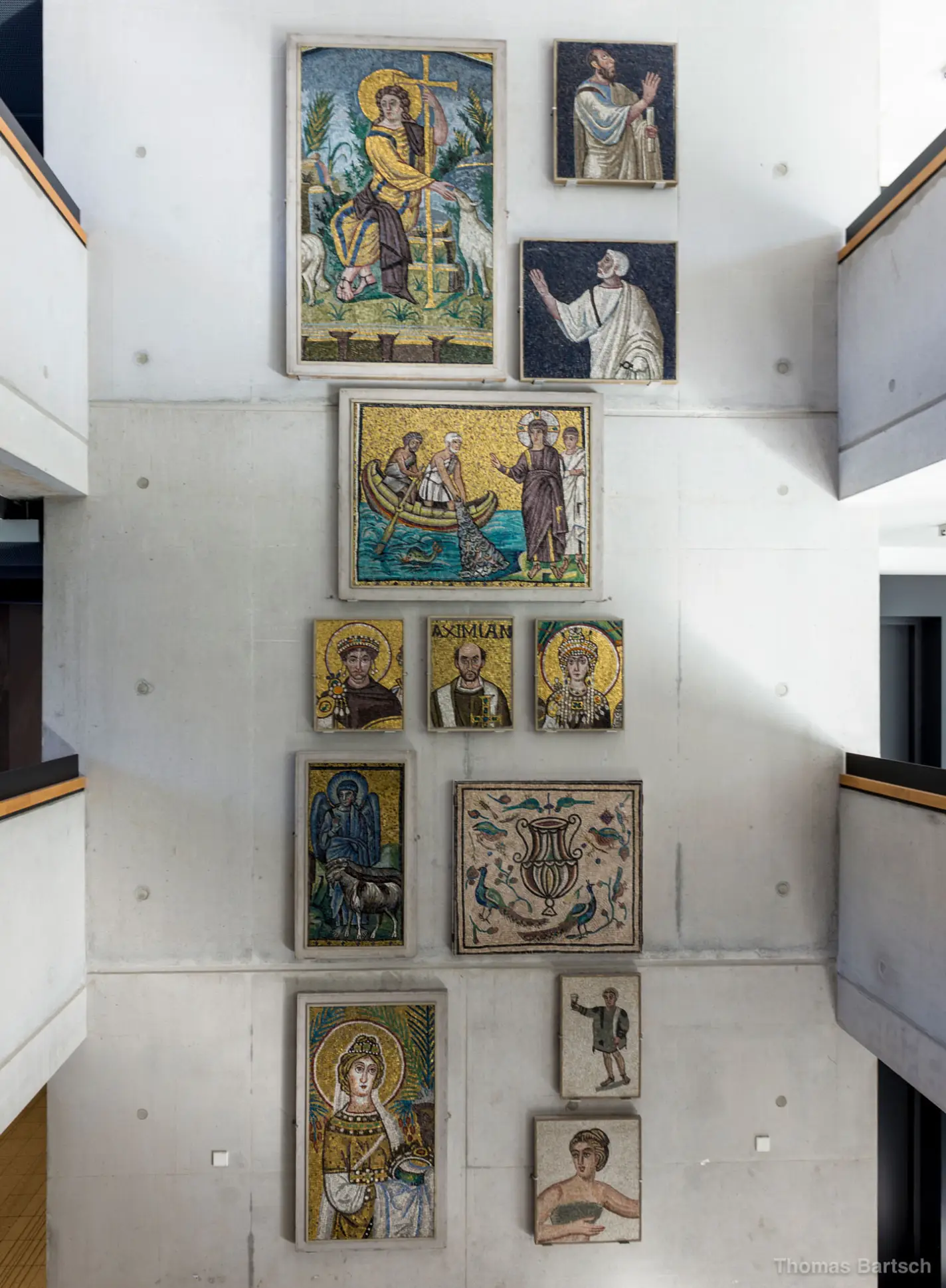 Mosaiken im Lichthof des Georg Forster-Gebäudes