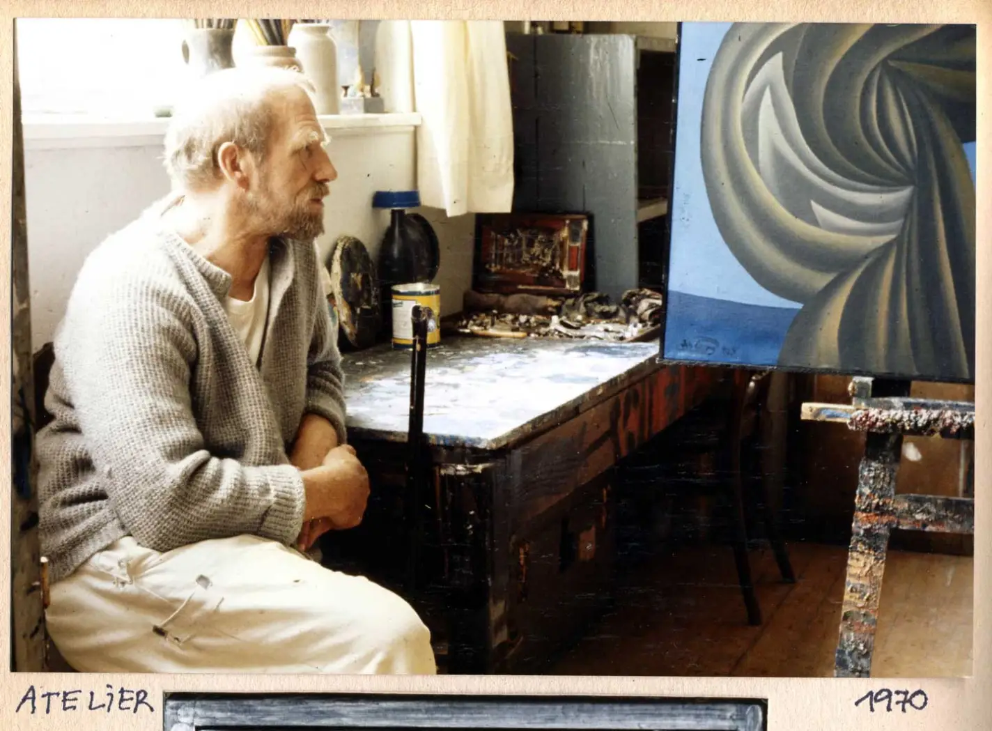 Johann Georg Müller in seinem Atelier 1970, im Hintergrund Pflanzen am Meer