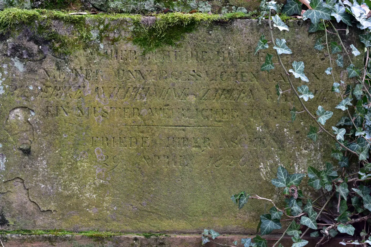 Inschrift auf dem Grabmal der Wilhelmine von Zabern, Hauptfriedhof Mainz
