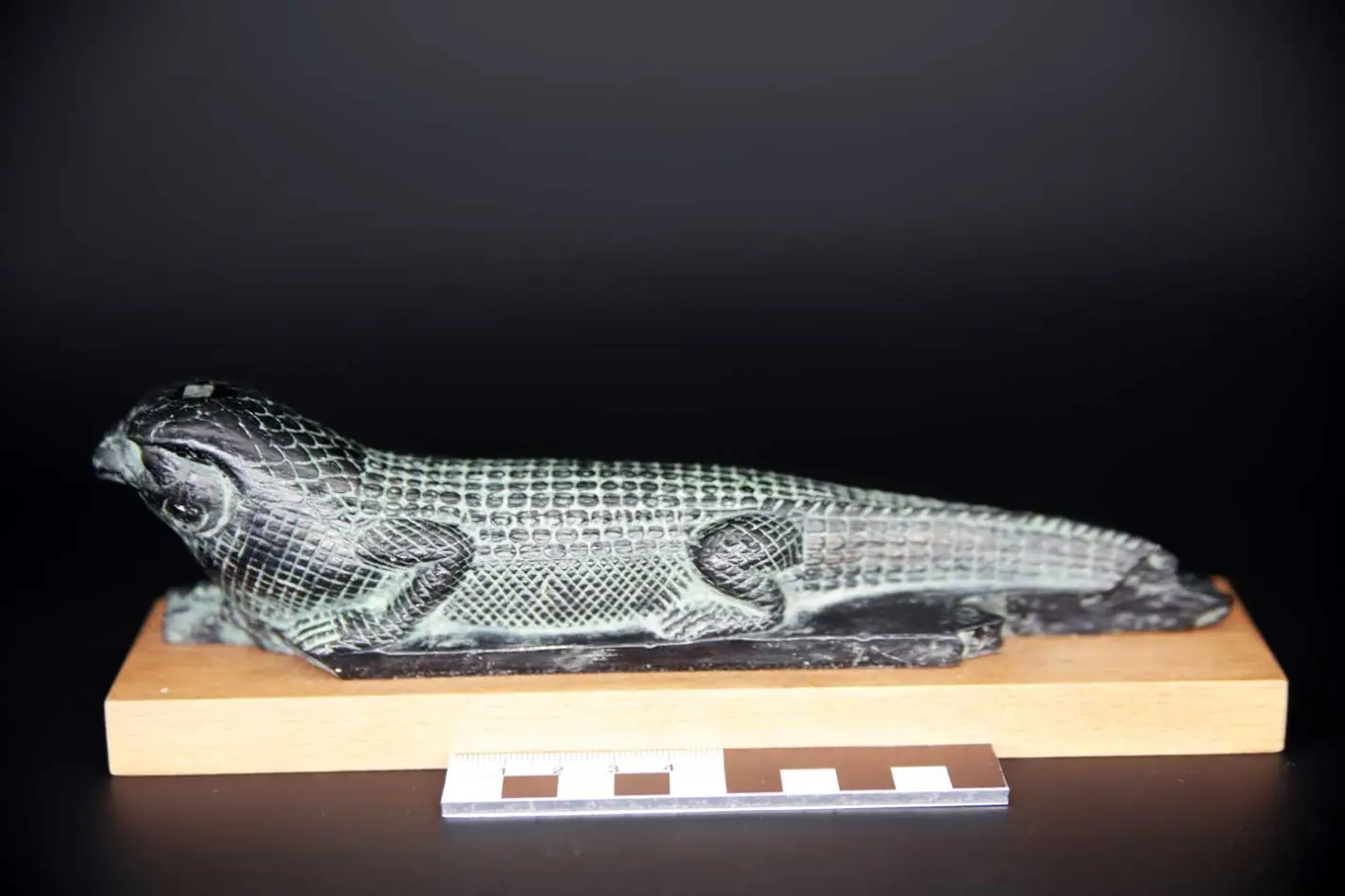 Statuette eines falkenköpfigen Krokodils, linke Seite