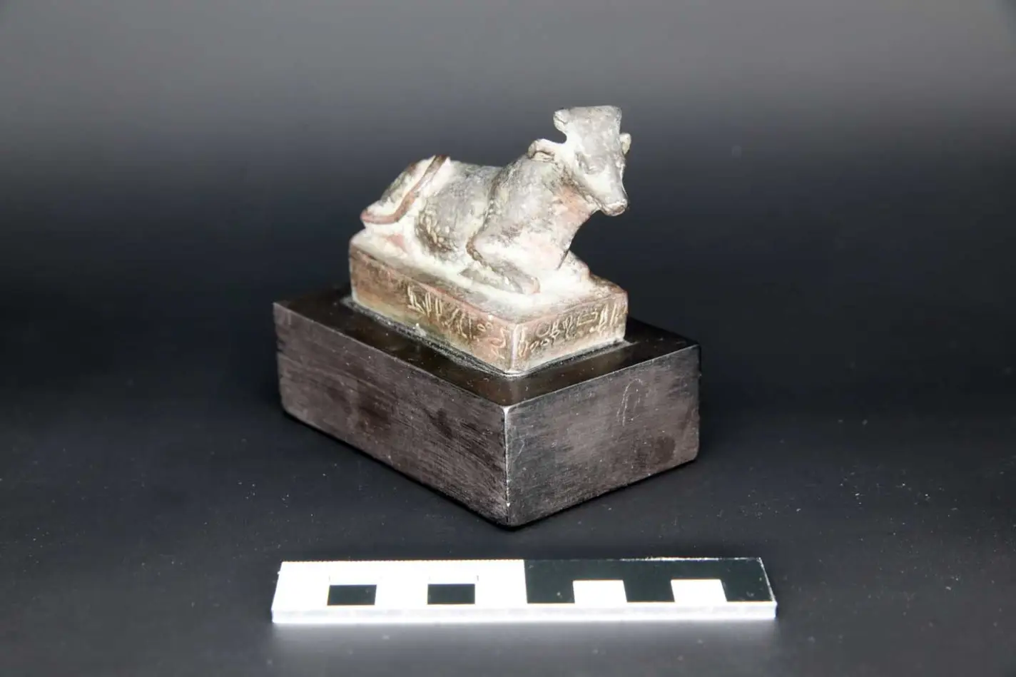 Statuette einer liegenden Kuh