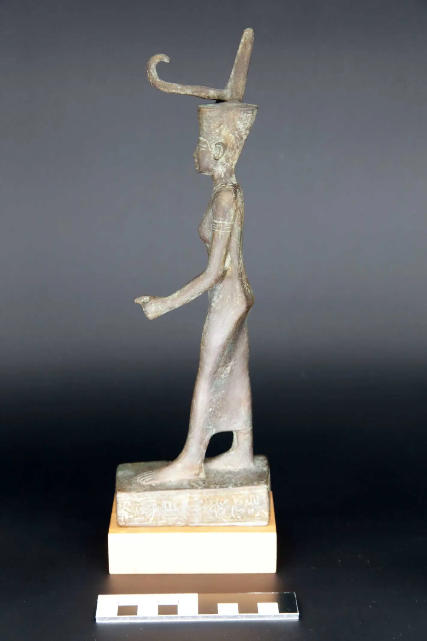 Statuette der Göttin Neith, linke Seite