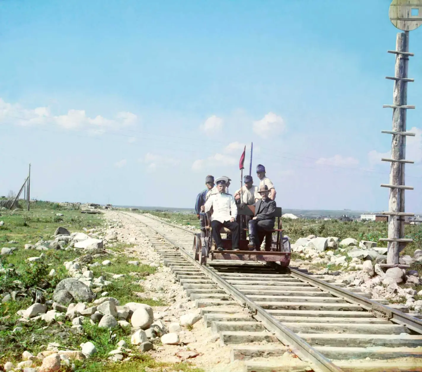Auf einer Draisine außerhalb von Petrozavodsk entlang der Murmansker Eisenbahnlinie