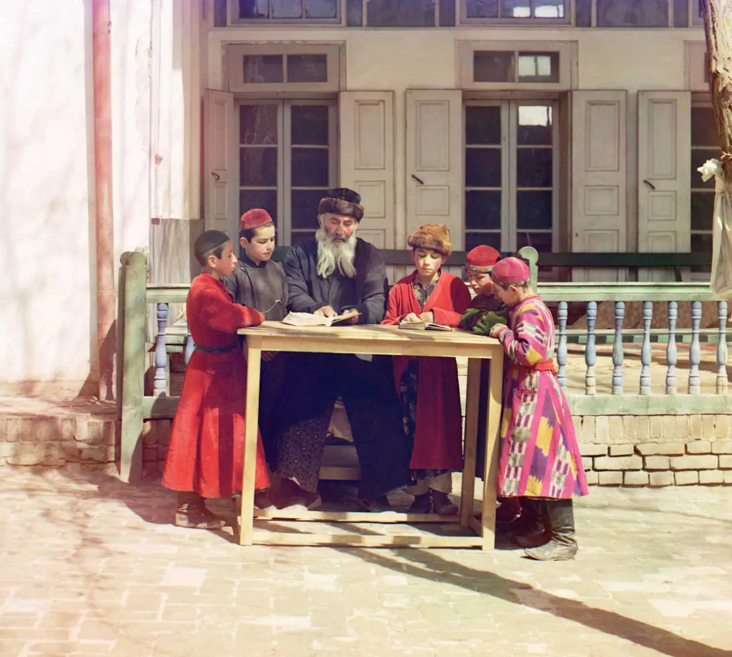 Jüdische Schulkinder mit ihrem Lehrer in Samarkand