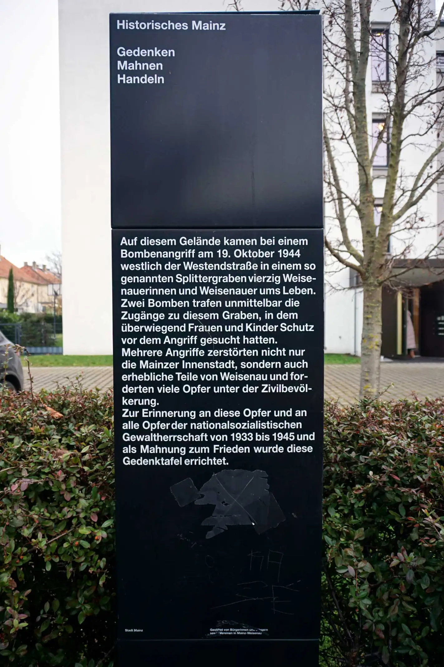 Erinnerungsstele am Standort des ehemaligen Splittergrabens am Bettelpfad, Mainz-Weisenau
